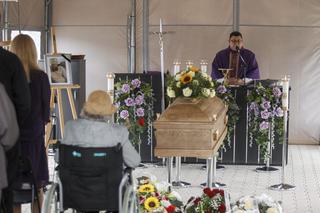 Lubin. Pogrzeb Bartka, który zmarł po interwencji policji. Niebo płacze. Zapis relacji
