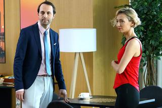 Barwy szczęścia odc. 1925. Anita (Karolina Porcari), Szymon (Maciej Marczewski)