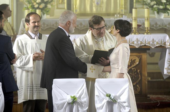 Blondynka 5 sezon. Jasiuna (Izabela Dąbrowska), doktor Fus (Krzysztof Gosztyła), ksiądz Błażejczyk (Olaf Lubaszenko)