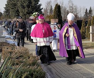 Kłobuck. Grób księdza Grzegorza Dymka. Duchowny padł ofiarą zabójstwa [ZDJĘCIA]