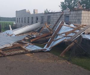 Tragedia na Mazowszu! Burza zabiła 72-latkę. Dach przygniótł ją na podwórku