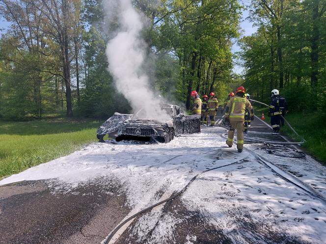 Pożar mercedesa w Lyskach. Auto całkowicie spłonęło