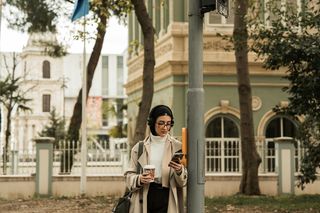 Jesienna garderoba minimalistki. Co warto mieć w szafie, by wyglądać stylowo?