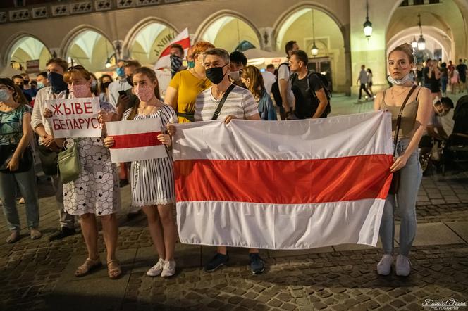 Manifestacja Białorusinów na rynku w Krakowie. "Precz z Łukaszenką!"