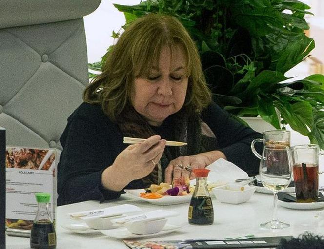 Daniel Olbrychski z żoną na Sushi, ona je on pije
