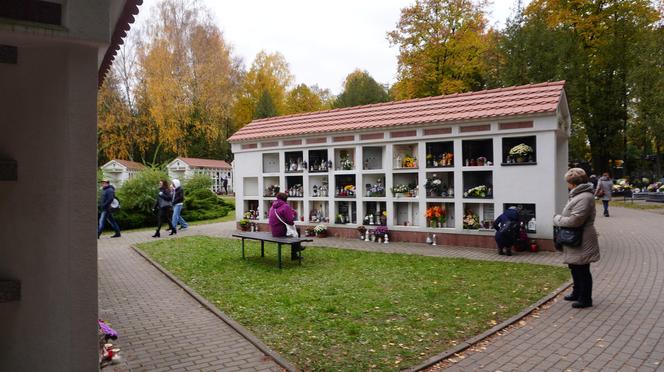 Tłumy na cmentarzu przy ul. Poprzecznej. Olsztynianie odwiedzają groby bliskich [ZDJĘCIA]