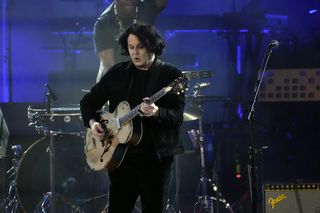 Jack White dostał na urodziny... pierwszy telefon komórkowy w życiu. Cudowny prezent od mojej troskliwej żony 
