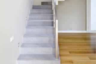 Wykończenie schodów: wykładzina dywanowa i elastyczna na schody wewnętrzne