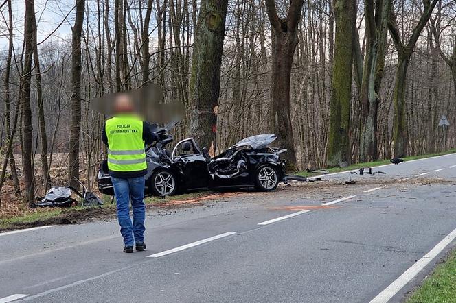 Śmiertelny wypadek w Bieruniu. Samochód uderzył w drzewo 