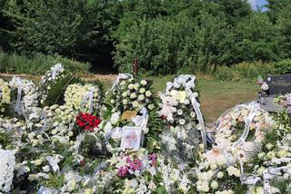 Aniołki spoczęły w grobach przy mamusiach. Morze kwiatów na cmentarzu w Brzozowie