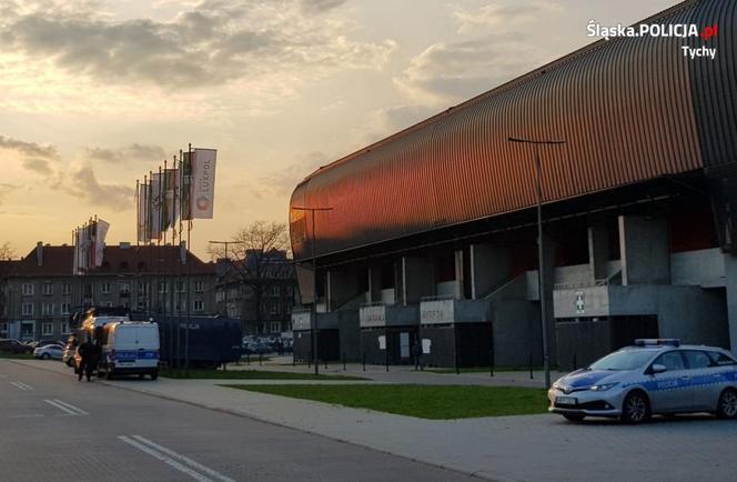 Zadyma pod stadionem GKS-u Tychy. Kibice odpalili race, zareagowała policja. Doszło do przepychanek [ZDJĘCIA, WIDEO]