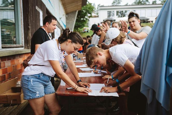 Festiwal Życia w Kokotku. Zdjęcia z czwartego dnia imprezy. Bieg Festiwalowicza i biskup w błocie