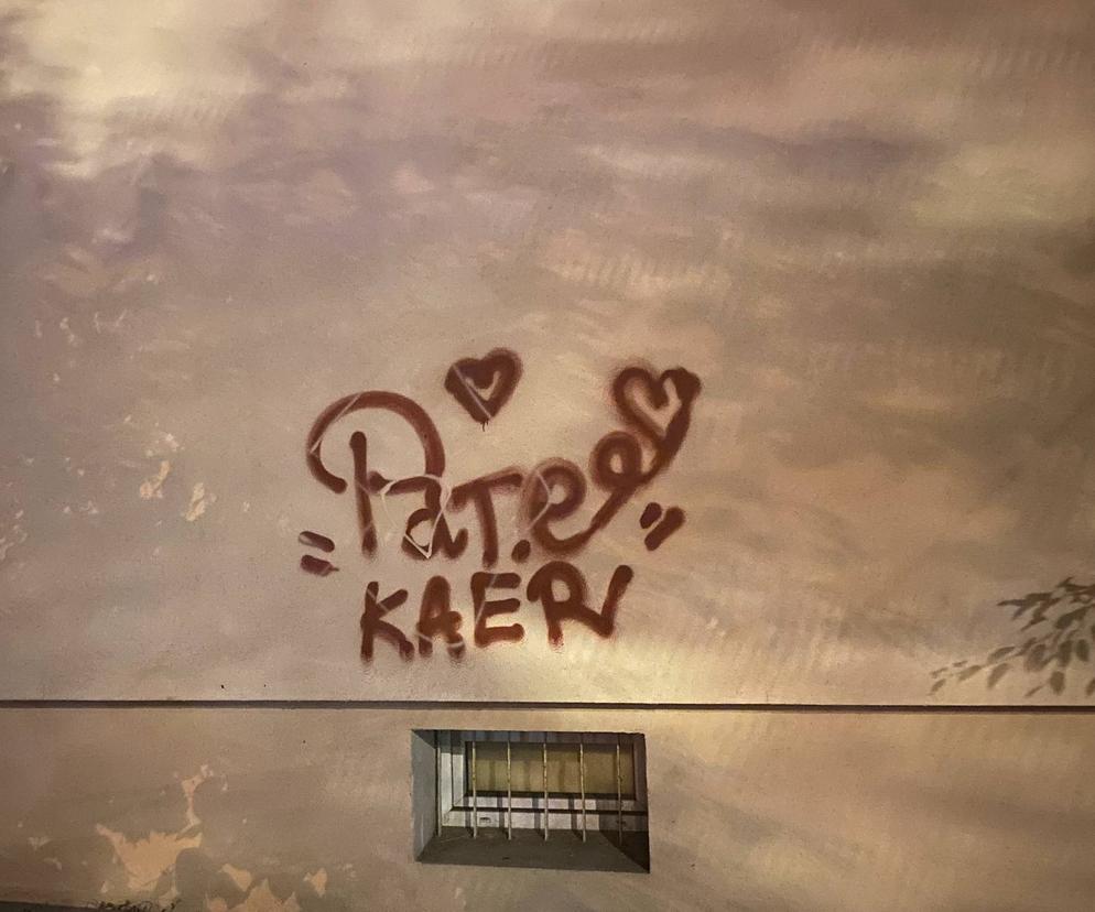 Wyznanie miłości na ścianie budynku na Targówku