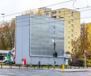 Stelaż reklamowy na rogu ul. Anielewicza i al. Jana Pawła II w Warszawie