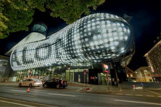 Fasada medialna zintegrowana z budynkiem. Kunsthaus, Graz, proj. Spacelab Cook-Fournier 