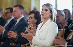 Marta Nawrocka w jasnej kreacji na Zamku Królewskim