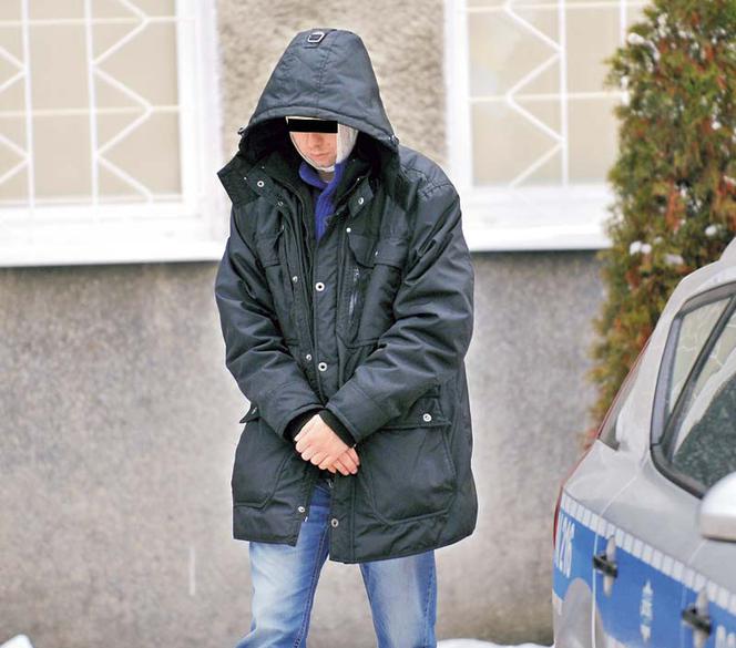 Pijak wypadł z pędzącego samochodu