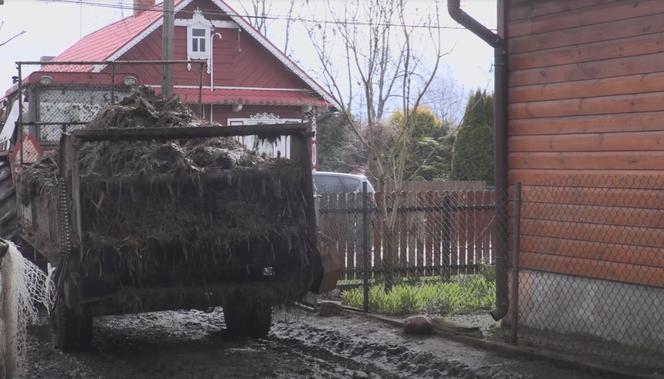Rolnicy. Podlasie. Straszne błoto u Gienka i Andrzeja z Plutycz. Ujawniamy prawdę o tym, co tam się dzieje