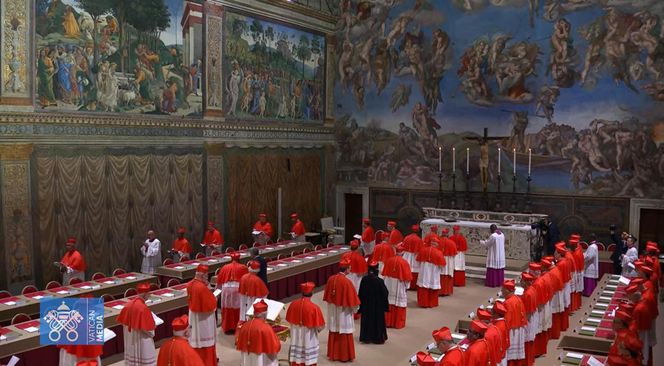 Z OSTATNIEJ CHWILI: Rozpoczęło się konklawe 2025 – kardynałowie złożyli przysięgę w Kaplicy Sykstyńskiej