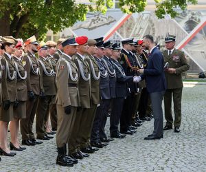 Szef MON wręczył odznaczenia żołnierzom. Jesteście dumą