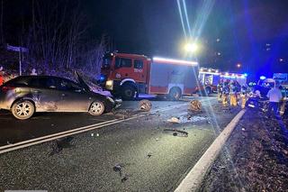Z samochodów zostały wraki, dwie osoby ranne