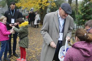 20. kwesta na cmentarzu św. Jerzego w Toruniu. Na miejscu m.in. prezydent Michał Zaleski i koszykarz Aaron Cel
