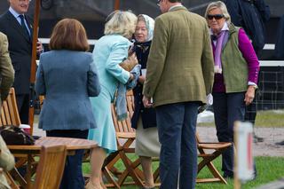 Księżna Camilla całuje królową Elżbietę II