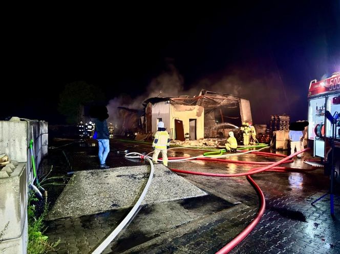 Groźny pożar w Rusinowicach. Paliła się hala z węglem