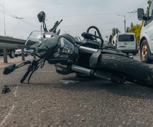  Uderzył w bariery, potem wpadł do rowu. Śmiertelny wypadek motocyklisty 