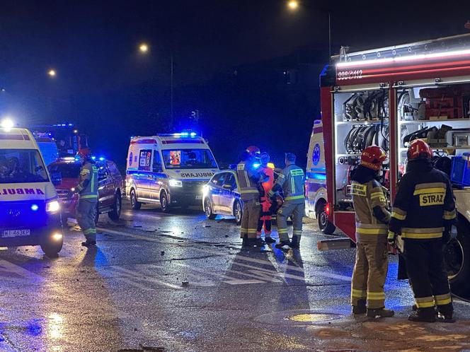 Tragiczny wypadek na Trasie Łazienkowskiej. Volkswagen wbił się w auto rodziny z dziećmi. Jedna osoba nie żyje