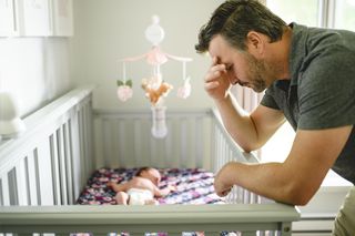 Depresja poporodowa ojca to nie mit. Sprawdź, jak może wpłynąć na rozwój mowy i emocji dziecka