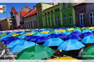 Kolorowe parasole nad połczyńskim deptakiem