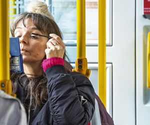 Jachira maluje się w tramwaju