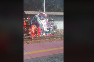 Wypadek na przejeździe w Puszczykowie. Wzruszający gest internautów dla rodzin ofiar