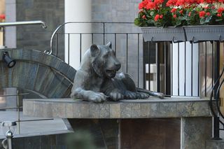 Figura przed hotelem