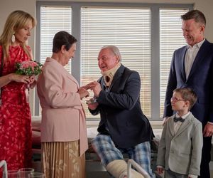 Na Wspólnej, odc. 4065. Helena (Małgorzata Peczyńska), Żaneta (Anna Guzik),  Zbigniew Sokół (Wiesław Cichy), Wojtek (Wojciech Błach), Ludzik (Gustaw Marczak)