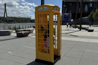 Żółta budka telefoniczna nad Wisłą