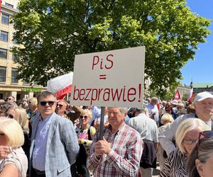 Toast za Wolność w Poznaniu. Tysiące ludzi na placu Wolności
