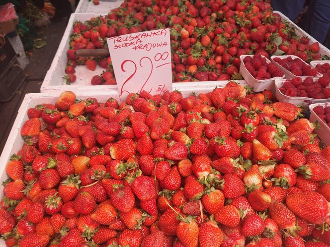 Ceny truskawek na Starym Kleparzu w Krakowie