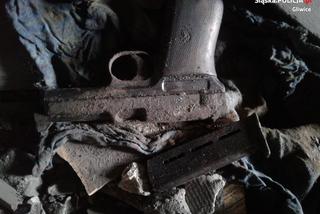 Niesamowite odkrycie w Gliwicach. Pistolet Mauser M1914 znaleziony podczas remontu kamienicy [ZDJĘCIA]