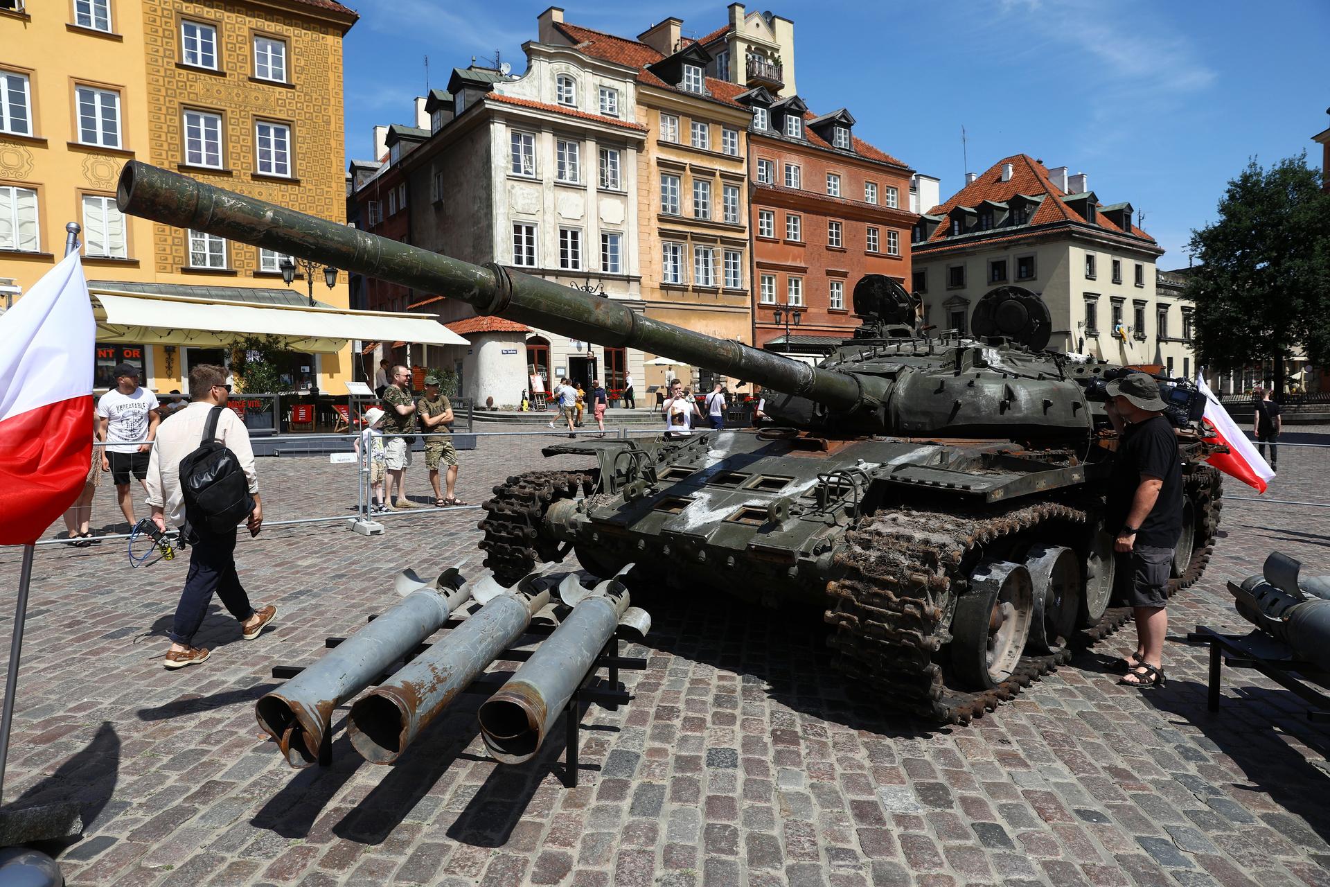 Rosyjskie czołgi w Warszawie! Pancerne bestie straszą na Placu Zamkowym