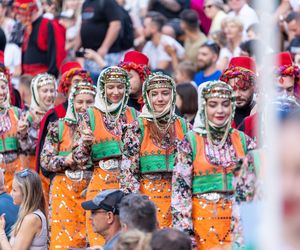 Dni Folkloru w Olsztynie 2025. Ulicami Starego Miasta przeszedł barwny korowód
