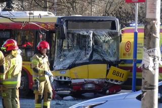 Wypadek miejskiego autobusu w Warszawie. Nie żyje ranny pasażer z bmw