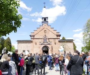 Tłumy żegnały Kamilka z Częstochowy. W niebo poleciały baloniki, po policzkach płynęły łzy