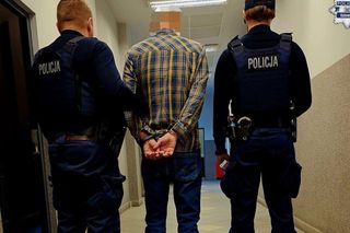 Chcieli pomóc jego matce. Wtedy 54-latek rzucił się na ratowników z pięściami