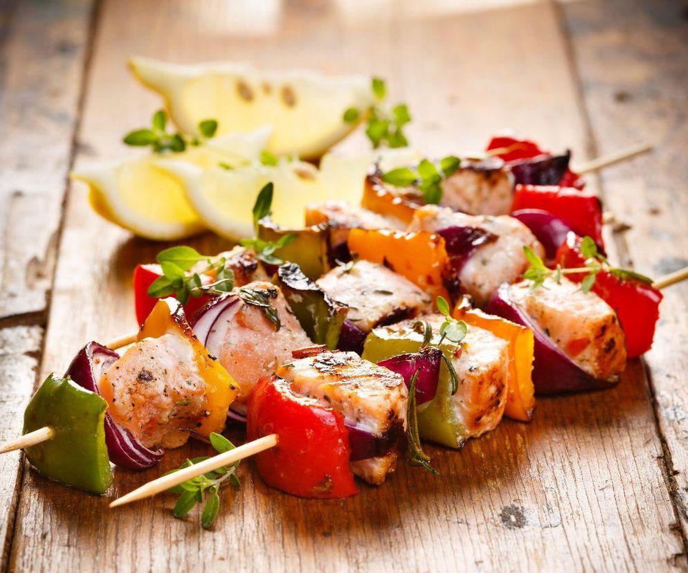 szaszłyki z łososiem i warzywami