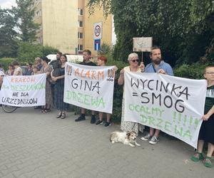 Protest mieszkańców przeciwko wycince drzew pod budowę linii tramwajowej do Mistrzejowic.