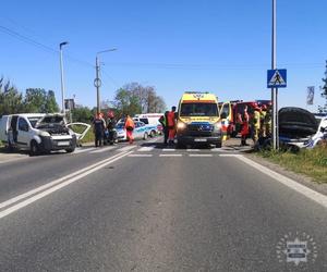 Poważny wypadek na DK11 w Tarnowskich Górach. Doszło do zderzenia radiowozu i osobówki. Są ranni