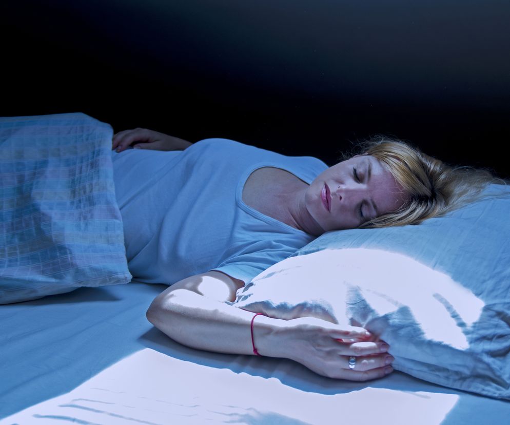 kobieta śpiąca w łózku 