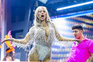 Możesz zjeść kolację z Dodą. Piosenkarka stawia. Jest jeden warunek 